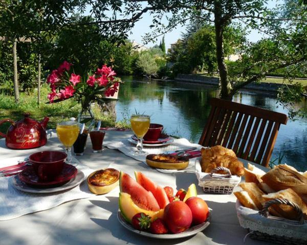 Mas Le Pont Des Aubes Bed and Breakfast LʼIsle-sur-la-Sorgue Buitenkant foto